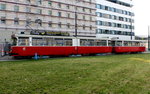 Wien Wiener Linien SL D (E2 4006 + c5 1406) X, Favoriten, Alfred-Adler-Straße (Endstation) am 27. Juli 2016. - Alfred Adler (1870 in Rudolfsheim bei Wien geboren, 1937 in Aberdeen gestorben) war Arzt und Psychotherapeut; er hat große Bedeutung für die Entwicklung der Psychologie gehabt.