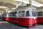 Wien Wiener Stadtwerke-Verkehrsbetriebe D 4301 als Museumstriebwagen in der  Remise , dem Verkehrsmuseum der Wiener Linien im ehemaligen Straßenbahnbetriebsbahnhof Erdberg. Datum: 27. Juli 2016. - Der Gelenktriebwagen D 4301 wurde 1957 von der Waggonfabrik Gräf & Stift hergestellt. Er wurde der Prototypwagen der kleinen D1-Serie, der Tw 4302 - 4316, die 1959 - 1960 gebaut wurden. - Der D 4301 wurde 1974 ausgemustert, während die Triebwagen der Serie D1, 4302 - 4316, in den Jahren 1973 bis 1976 aus dem Betrieb gezogen wurden.