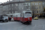 Wien WVB SL 64 (E2 4016 + c5 14xx) X, Favoriten, Quellenplatz im Oktober 1979. - Scan von einem Farbnegativ. Film: Kodak Kodacolor II. Kamera: Minolta SRT-101.