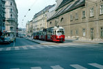 Wien WVB SL 62 (E1 4860 + c4 1366) IV, Wieden, Wiedner Hauptstraße / Paulanerkirche / Paulanergasse im Juli 1982.