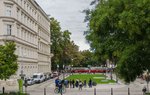 K 2423 + k5 3940 am Ring auf Höhe Robert-Stolz-Platz. Hinter dem Zug ist das Goethedenkmal zu erkennen.

Die Garnitur war, besteckt als Linie 360, teil des großen Jubiläumscorsos anlässlich 150 Jahre Wiener Tramway am 27.September.2015