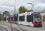 ULF B1 759 mit der Sky Ticket Vollwerbung als Linie 1 am Karlsplatz, 25.10.2016.