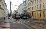 Wien Wiener Linien SL 49 (B 689) XV, Rudolfsheim-Fünfhaus, Märzstraße / Beingasse am 19. Oktober 2016. - Zur Erinnerung an die Opfer der Märzrevolution von 1848 erhielt die Märzstraße 1899 ihren Namen. - Seit etwa 1864 hat die Beingasse ihre Bezeichnung nach einem Herrn Bein, der um 1850 hier Grundbesitzer und Wohltäter war.