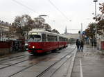 Wien Wiener Linien SL 6 (E1 4519 + c3 1227) VI, Mariahilf, Mariahilfer Gürtel am 18. Oktober 2016. - Der Tw E1 4519 gehört zur Serie 4461 - 4560, die zwischen 1967 und 1976 von den Lohnerwerken und deren Nachfolger Bombardier-Rotax gebaut wurde; der E1 4519 wurde 1973 geliefert. Die Lohnerwerke stellten 1959 - 1962 den Beiwagentyp c3 (1101 - 1290) her; den Bw c2 1222 lieferte der Hersteller im Jahre 1961.