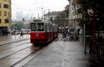 Wien Wiener Linien SL 18 (c5 1516 + E2 4316) VI, Mariahilf, Mariahilfer Gürtel (Hst. Gumpendorfer Straße) am 18. Oktober 2016. - Bombardier-Rotax in Wien-Floridsdorf lieferte 1989 den Tw E2 4316 und im Jahre 1990 den Bw c5 1516.