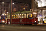 L4 548 als Kabarett-Bim am Schwarzenbergplatz, gefolgt von der Ströck-Weihnachtsbim. In Hintergrund ist die Manner-Weihnachtsbim schemenhaft zu erkennen, 26.11.2016