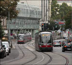 . Sonntags mehr Ultra-Niederflur -

Nach meiner Beobachtung wechseln sich unter der Woche die Niederflurbahnen mit den älteren Hochflurwagen ab, während den Wochenenden bei längeren Taktabständen überwiegend ULF-Wagen unterwegs sind. Ein sonntäglicher Blick in die Wiedner Hauptstraße und den Rilkeplatz.

09.10.2016 (M)