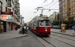 Wien Wiener Linien SL 67 (E2 4098) X, Favoriten, Troststraße / Siccardsburggasse am 17. Oktober 2016. - 1894 wurde die Troststraße nach Martin Trost (1831 bis 1893) benannt. Der als Fleischhauer ausgebildete Trost war in den Jahren 1875 bis 1884 Gemeinderat. - Die Siccardsburggasse bekam ihren Namen nach dem Architekten Sicard von Sicardsburg (1813 - 1868), der zusammen mit Eduard van der Nüll (1812 - 1868) die Wiener Oper erbaute.