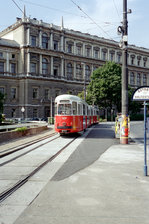 Wien WVB SL 43 (c4 1337 (Bombardier-Rotax 1975) + E1) I, Innere Stadt, Schottentor im August 1994. - Im Hintergrund steht das Universitätsgebäude, das 1884 als  Alma Mater Rudolfina  geöffnet wurde. Das im Stil der italienischen Renaissance errichtete Gebäude entstand nach Plänen von Heinrich Ferstel (1828 - 1883). - Scan von einem Farbnegativ. Film: Kodak Gold 200. Kamera: Minolta XG-1.