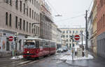 Wien E1 4855 als Linie 44 in der Mayssengasse, 02.02.2017. 