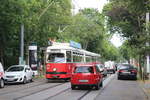 Wien Wiener Linien SL 43 (E1 4861 + c4 1357) XVII, Hernals, Dornbach, Alszeile am 28. Juni 2017. - Die Alszeile hat sich zu einer Durchfahrtsstraße entwickelt, weshalb die eigentlich idyllische Straße an Attraktivität eingebüßt hat.