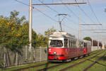 E1 4784 und c4 1337 gleiten auf der Linie 26 das Rasengleis entlang der Oberfeldgasse entlang, 18.09.2017