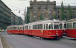 Ostern 1974 in Wien: Der F 710 (mit anscheinend gerade erst montierten Stromabnehmer) wurde am 18.07.1963 in Dienst gestellt und am 28.04.1995 ausgemustert, hier ist er mit einem l3-Beiwagen an der Augartenbrücke auf der Linie 331 nach Stammersdorf unterwegs. Das Vorderteil entspricht den L4-Triebwagen. Um Schaffner einzusparen, hatten die Wiener Verkehrsbetriebe entschieden, die letzten fünfzig Exemplare des L4 nicht als Zweiachser, sondern als Gelenkwagen zu bauen und sie mit einem Drehgestell-Nachläufer versehen.
