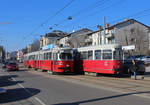 Wien Wiener Linien SL 49: Der GT6 E1 4549 mit dem Bw c4 1359 hat gerade die Station Deutschordenstraße in Richtung Dr-Karl-Renner-Ring (Endstation Ring / Volkstheater) verlassen, während ein