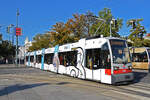 Siemens ULF Tram 758, fährt zur Haltestelle beim Parlament. Die Aufnahme stammt vom 29.08.2022.