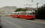 Mit dem vierachsigen Beiwagen c3 1235 ist der L4 555 im Juni 1987 am Karlsplatz auf der Linie 65 unterwegs