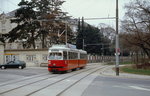E 4434 fährt im Frühjahr 2004 am Haupteingang des Lainzer Krankenhauses vorbei