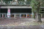 Erst mit dem zweiten Blick -

... als Bahnbild erkennbar. Die Wiener U-Bahnlinie U4 fährt entlang des Donaukanales in einer zu Seite offenen Galerie. Diese wurde im Rahmen der Wiener Stadtbahn so angelegt und später für die U-Bahn adaptiert. Ich vermute, dass die Aufnahme zwischen den Stationen Schottenring und Rossauer Lände entstand.

06.10.2016 (M)