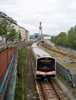 Vor der imposanten Kulisse der von Friedensreich Hundertwasser gestalteten Müllverbrennungsanlage Spittelau erreicht Wagen 3833 der Wiener Linien als U4 (Heiligenstadt - Hütteldorf) die Station Friedensbrücke, 27.04.2019.