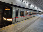 U-Bahn Wien Zug 3819 auf der Linie U2 nach Schottentor in Messe-Prater, 24.11.2022.