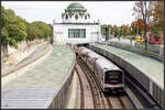 Wien Hitzing ,... Am 1.September 2023 startet ein Zug der U 4 aus der Haltestelle. 
