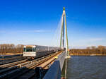 Wien. Ein Silberpfeil überquert hier soeben die Donau und fährt in die Station Donaumarina ein.