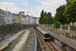 Triebzug 3807 hat soeben die Haltestelle Pilgramgasse in Richtung Heiligenstadt verlassen und f�hrt nun entlang des Wienfluss.