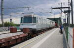 In Wien Praterkai wurden am 27.07.2026 die 'Silberpfeil' Wagen 3254 / 2254 auf Niederflurwagen der Wiener Linien Richtung Stadlau transportiert.