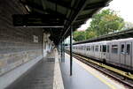 Der Bahnsteig der U4 Richtung H�tteldorf, am 27.07.2026 im U-Bahnhof Wien Sch�nbrunn