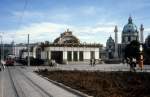 Wien WVB U-Bahnstation Karlsplatz: Ehemalige Stadtbahn-Pavillons im Oktober 1979. - Die beiden Pavillons wurden 1898-99 als Stahlskelettbauten mit vorgehängten Marmorplatten von Otto Wagner unter Mitarbeit von Max Fabiani errichtet. Die Blumenornamente schuf Josef Maria Olbrich. - Die Pavillons sollten in Verbindung mit dem U-Bahnbau abgerissen und entfernt werden, aber nach vielen Protesten seitens der TU-Studenten und der Wiener Bevölkerung wurden die historisch wichtigen Gebäude nach dem Abbau 1977 wieder aufgestellt, 1,5 m über dem alten Platzniveau. - Rechts im Bild befindet sich die Karlskirche. 