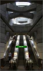 Beeindruckende Treppenhalle -

Am Westkopf der U2-Station Schottenring befindet sich dieses beeindruckende Treppenhaus. Von der tief unter dem Donaukanal liegenden Station gelangt man über diese Rolltreppen zur flach unter dem Franz-Josefs-Kai liegenden U4-Station. Früher endete die U2 auf zwei Mittelgleisen zwischen den Gleisen der U4. So war ein bahnsteiggleicher Umstieg möglich. Mit der Verlängerung der U2 im Jahr 2008 zum Stadion entstand dieser Turmbahnhof.

03.06.2015 (M)