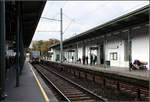 Otto Wagner Station -

Die Haltestelle Nussdorfer Straße ist eine der zahlreichen von Otto Wagner gestalteten Stadtbahnstationen in Wien, die noch weitgehend in ihrer ursprünglichen Form erhalten blieb. Im Gegensatz zur U4, wo bis auf zwei Stationen die Bahnsteigbereiche modern umgestaltet wurden, ging man bei den Gürtelstationen U6 einen anderen Weg. Da der Bau von Hochbahnsteigen einen zu großen Eingriff in die Architektur bedeutet hätte, verzichtete man auf die Umstellung auf 'richtige' U-Bahnwagen und blieb bei einem eher straßenbahnähnlichen Triebwagen, einem Niederflur-Stadtbahnwagen. Auch bei der Stromversorgung blieb man im Gegensatz zur 'echten' U-Bahn bei der Oberleitung.

08.10.2016 (M)