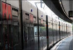 Licht verändert -

Blick entlang eines U-Bahnzuges der Linie U6. Durch das Licht und die Spiegelungen treten die Klappfenster oben hervor, während die der Rest der Fenster und Farbgebung der Bahn verwischt wird. Im U-Bahnhof Handelskai in Wien.

04.06.2015 (M)