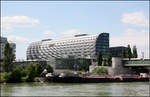 Am Handelskai -    U- und S-Bahnstation Handelskai in Wien-Brigittenau vor dem Rivergate-Gebäude der Stuttgart/Münchener Architekten Auer Weber.