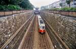 Wiener Elektrische Stadtbahn (WESt) als Einschnittsbahn beim Burggässl: Ein Stadtbahnzug (TW 4925 und Beiwagen Typ c6 sowie Stadtbahnwagen Typ E6) durchfährt den Einschnitt (15.08.1984)