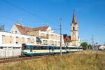 Wiener Neudorf. Am vorletzten Augusttag 2026 fand die voerst letzte geplante Fahrt der Baureihe 100 bei der Badner Bahn statt. Am 30.08.2026 wurde noch zwei Garnituren f�r einen Abschied auf die Strecke geschickt.
Triebwagen 126 Ist hier vor dem prunkvollen Rathaus in Wiener Neudorf zu sehen.