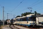 Tw.121 + 413 bei der Einfahrt in den Bahnhof Traiskirchen - Lokalbahn.