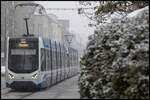 Wien im Advent   Am 9.Dezember 2023 rollt die WLB vor dem Bahnhof Meidling dahin ,...