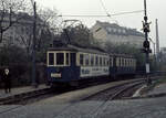 Wien Wiener Lokalbahnen: WLB-Zug (Tw 33 (ex 233, Grazer Waggonfabrik/Elin/WLB 1928)) in Richtung Ring / Oper hält am Schedifkaplatz / an der Philadelphiabrücke am 2. November 1975. - Scan eines Diapositivs. Kamera: Minolta SRT-101.