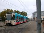 Wiener Lokalbahn Zug (Niederflur-GTw 402) in Richtung Wien Oper hält am 20.