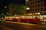 Nachts in Wien erhält die Straßenbahn erst den Raum, den sie eigentlich nötig hat... 
TW 4530 und BW 1240 am 14.08.1984 auf der Linie D am Opernplatz.