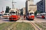 Drei Linien der Wiener Straßenbahn begegnen sich hier am 15.08.1984: Linie N, Linie 2 und Linie 1.