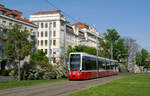 Wiener Linien     Langsam werden die Flexitys auch in Wien mehr, wie hier 327 als Linie 6 am Margaretengürtel, 30.04.2022.