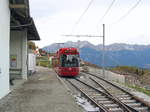 Bombardier Flexity Outlook Tw. 351 der Innsbrucker Verkehrsbetriebe an der Haltestelle Kreith der Stubaitalbahn. Es finden gerade Bauarbeiten für barrierefreie Bahnsteige statt. Aufgenommen 2.11.2008.