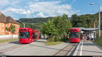 Innsbrucker Mittelgebirgsbahn/Tramlinie 6: Flexity 305 an der Endhaltestelle Bergisel, welche sich innerhalb der Wendeschleife der Linie 1 befindet.