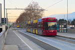 Innsbruck: Tw. 304 der Linie 3 an der Haltestelle Vögelebichl. Aufgenommen 15.12.2018.