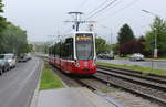 Wien Wiener Linien SL 67: Der Flexity-Wien D 301 erreicht am 9. Mai 2019 die Haltestelle Sahulkastraße in der Neilreichgasse (im 10. Stadtbezirk Favoriten). - Ab Schulbeginn im September 2019 wird die SL 67 (Otto-Probst-Platz - Reumannplatz) durch eine neue SL 11 ersetzt werden. Diese neue Straßenbahnlinie wird vom Reumannplatz weiter bis Kaiserebersdorf fahren. Zwischen der Geiereckstraße, wo die SL 6 (Burggasse / Stadthalle - Kaiserebersdorf) künftig enden soll, und Kaiserebersdorf soll die SL 11 den 6er ersetzen. - Der 71er (Börse - Zentralfriedhof) wird zur gleichen Zeit wieder zu seiner ehemaligen Endstation in Kaiserebersdorf geführt werden. 