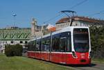 Flexity D1 303 im Einsatz auf der Linie 6 auf der linken Wienzeile zwischen den Haltestellen Gumpendorfer Straße und Margaretengürtel.