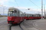 Wien Wiener Linien SL 26 (c4 1325 (Bombardier-Rotax, vorm. Lohnerwerke, 1974) + E1 4780 (SGP 1972)) XXII, Donaustadt, Aspern, Hausfeldstraße (Endstation) am 29. November 2019.