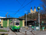 Graz. Triebwagen 566 ist ein ehemaliger Straßenbahnwagen aus Wuppertal. In Wuppertal fuhr diese Garnitur unter der Wagennummer 3813. Als die Wuppertaler Straßenbahn eingestellt wurde, da der Fokus auf dem Ausbau der Schwebebahn lag, wurden einige  Wuppertaler  nach Graz überstellt. In Graz erhielt der Wuppertaler 3813 die Wagennummer 566, die er bis heute trägt. Nachdem das Fahrzeug am 30. Mai 1997 das letzte Mal für die Grazer Verkehrsbetriebe fuhr, wurde das Fahrzeug ins Tramway Museum Graz überstellt, wo es heute abgestellt ist. Am 30.03.2021 wurde das Fahrzeug teilweise neu Lackiert und steht hier vor dem Tramway Museum Graz.